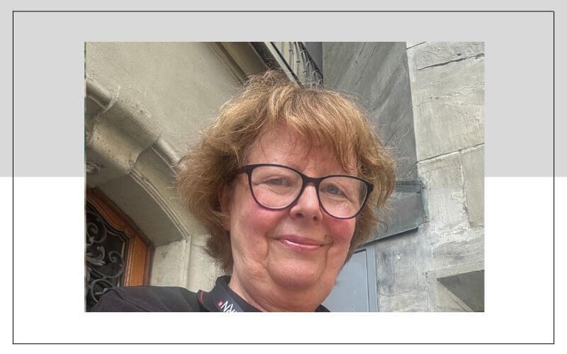 Susann steht vor dem Zeitglockenturm.